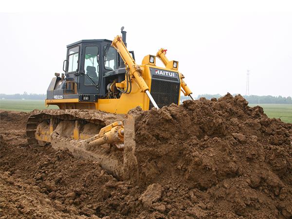 220hp swamp bulldozer working
